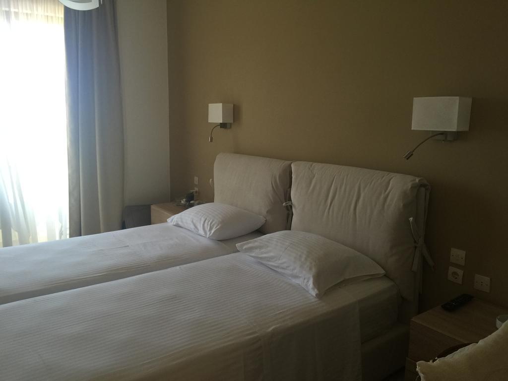 Nikos Ikies Hotel เธโอโลกอส ภายนอก รูปภาพ