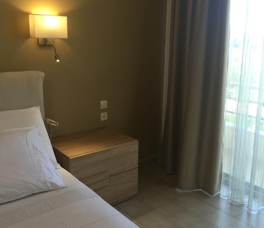 Nikos Ikies Hotel เธโอโลกอส ภายนอก รูปภาพ