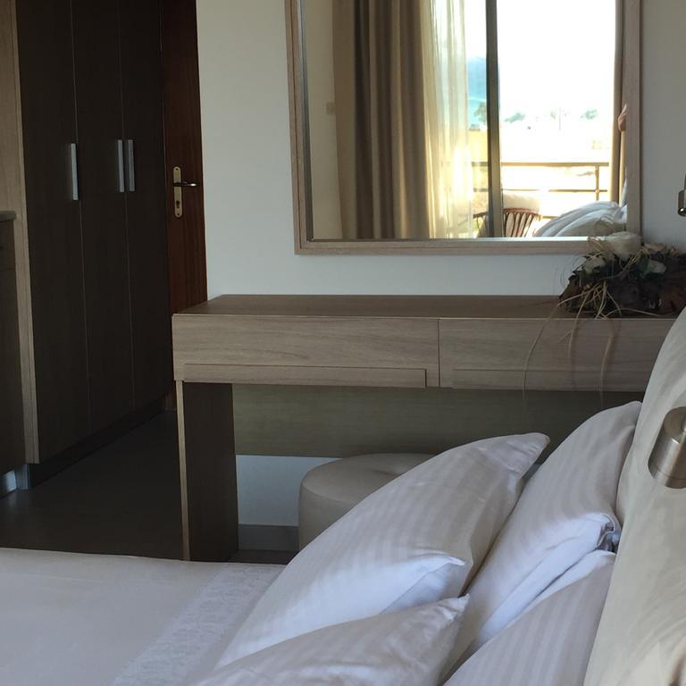 Nikos Ikies Hotel เธโอโลกอส ภายนอก รูปภาพ