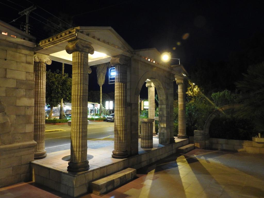 Nikos Ikies Hotel เธโอโลกอส ภายนอก รูปภาพ